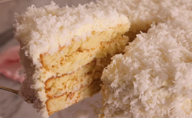 Prăjitura delicioasă cu fulgi de cocos: O explozie de arome tropicale în fiecare mușcătură / Foto: Captură video youtube