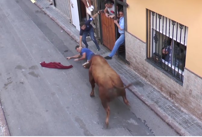 Incident tragic la o cursă de tauri din Spania: Un român a ajuns la spital cu hemoragie după ce a fost lovit de un taur / Foto: Captură video youtube