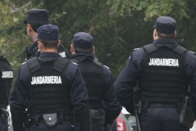Doi români, “săltați” de jandarmi la ieșirea dintr-un restaurant 