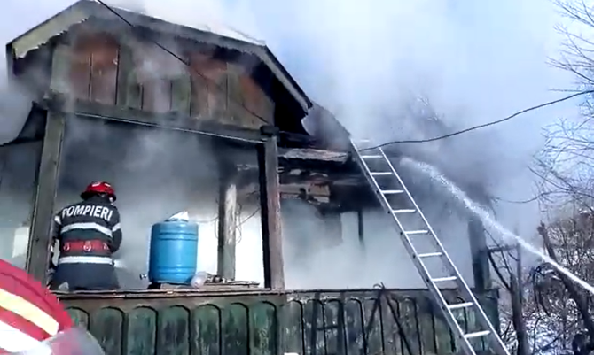 Incendiu tragic în Botoșani: Locuință distrusă de flăcări, bărbat găsit carbonizat alături de tatăl său / Foto: Captură video youtube