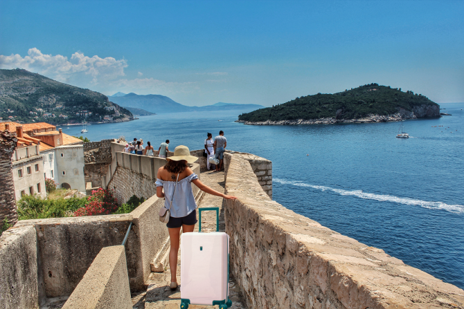 Turiștii care vizitează Croația ar putea fi amendați cu 228 de lire sterline dacă își târăsc valizele pe roți prin centrul orașului / Foto: Unsplash