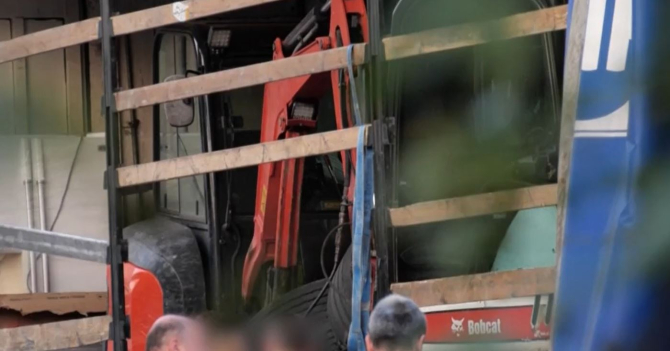 Slovacia. Un camion românesc transporta excavatoare suedeze furate. Unul avea un localizator GPS. Sursa foto: captura video