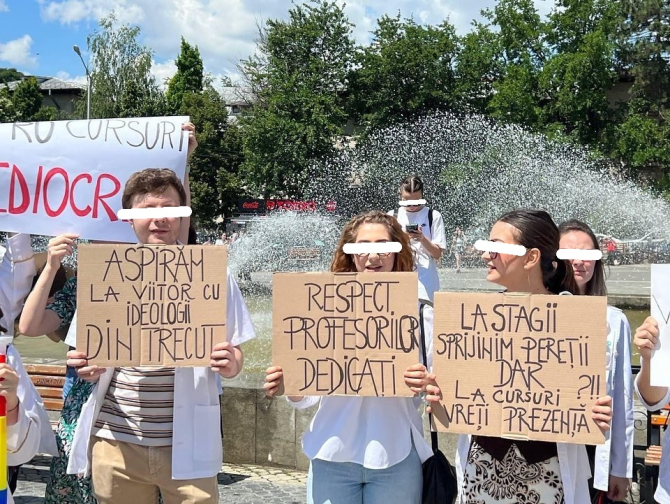 Sute de studenți din Iași au organizat un protest în semn de nemulțumire față de taxele uriașe și neimplicarea profesorilor: „Știm și noi să citim de pe PowerPoint” / Foto: Instagram