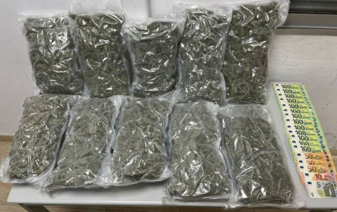 Jumătate de kilogram de droguri, o mie de euro confiscați și trei români arestați în operațiunea antidrog din Roma