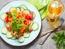 Două salate uimitoare de vară cu un gust unic. Rețetele sunt simple. Sursa foto: freepik.com