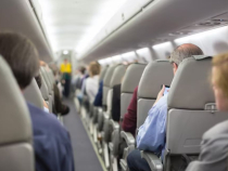 Controversă în avion după ce un pasager a folosit toaleta de patru ori. O femeie a fost aspru judecată după ce i-a spus „să se țină”