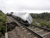 Un tren cu sute de pasageri a deraiat în Suedia din cauza furtunii Hans 