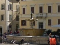 Un turist, amendat cu 450 de euro după ce s-a scăldat în fântâna din Piazza Farnese din Roma 