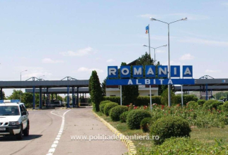 Trei români au încercat să intre cu droguri în țară. Au crezut că le-au ascuns bine, dar polițiștii le-au găsit imediat 