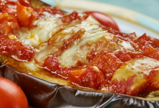 Vinete cu roșii și mozzarella, o rețetă rapidă și simplă pentru cină. Sursa foto: freepik.com