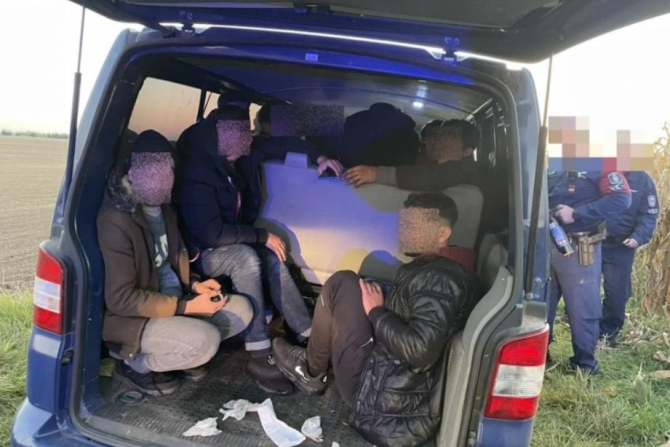 Cascadorie ca-n filme pe autostradă în Ungaria. Un șofer român, urmărit de polițiști, a sărit din mașina aflată în mers