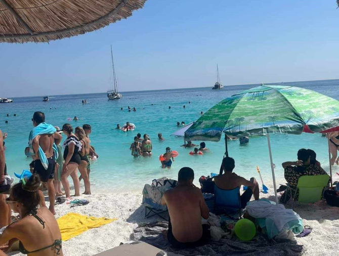 Românca spune că e deranjată de persoanele care pun prosoapele între șezlonguri și plajă (Sursa foto: Forum Thassos)