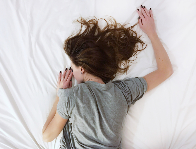 Un expert în somn spune că există doar două poziții în care ar trebui să te culci dacă vrei să fii sănătos - VIDEO / Foto: Unsplash