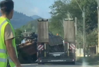 Accident neobișnuit într-o localitate din România. Un tanc a căzut de pe trailer. Sursa foto: Primicheru Iustina