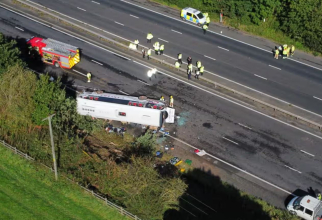 Autocar plin cu elevi s-a răsturnat pe o autostradă în Marea Britanie, doi morți și 50 de răniți. Foto -  theguardian.com
