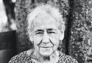 Italia. Doi români sunt acuzați că au smuls de la gât lanțul de aur al unei bătrâne. Au profitat de bunătatea ei / Foto: Unsplash
