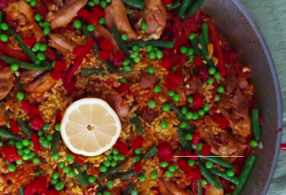 Paella cu Pui - Deliciul spaniol cu arome bogate. Rețeta care pune în valoare toate legumele românești de sezon / Foto: Captură video youtube