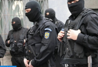Patru români s-au trezit cu mascații la ușă 