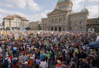 Zeci de mii de oameni în stradă la Berna (Sursa foto: X /  Climate Alliance Switzerland)