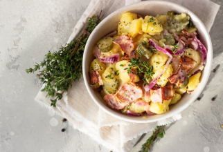 Salata de cartofi cu ceapă și castraveți murați, o combinație câștigătoare pentru cină. Sursa foto: depositphotos