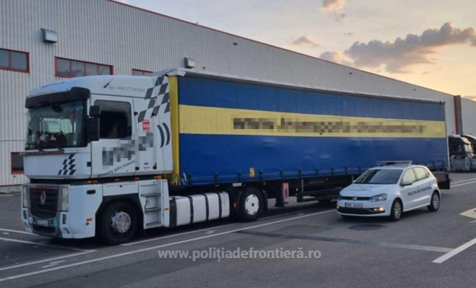 Autocamion, care transporta tone de substanțe inflamabile fără documente legale, oprit în vama Giurgiu. Sursa foto: Politia de frontiera