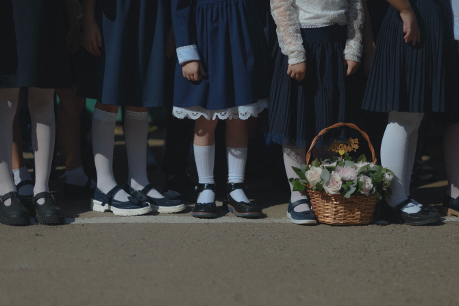 Ce trebuie să știe părinții care își dau copiii la școală în Italia: de la codul vestimentar la smartphone-uri și coafuri interzise. Noile reguli din instituții / Foto: Unsplash