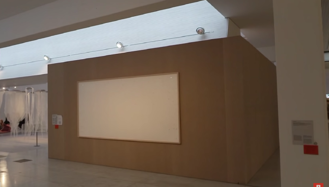 Muzeu înșelat de un artist. I-a oferit 67.000 de euro pentru expoziția sa, dar pictorul a predat pânzele albe și a fugit cu banii / Foto: Captură video youtube