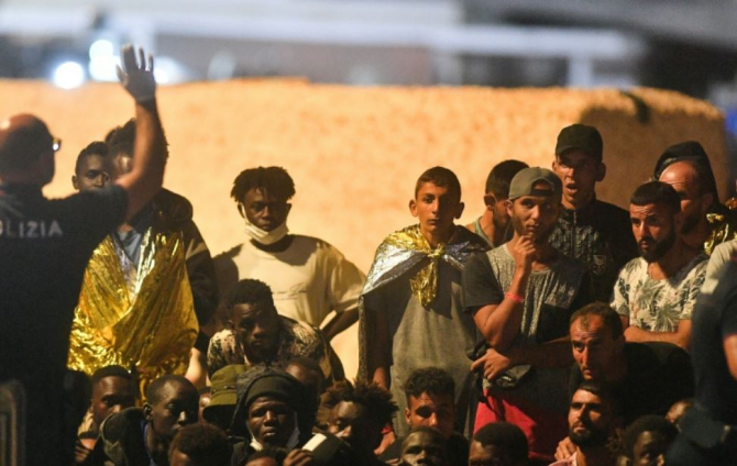 Insula italiană Lampedusa declară stare de urgență, 5.000 de migranți au ajuns într-o singură zi 