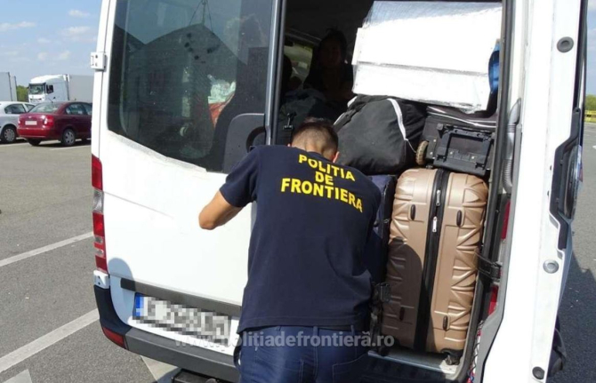 Probleme pentru șoferul unui microbuz, care a vrut să intre în România. Polițiștii l-au luat la întrebări 