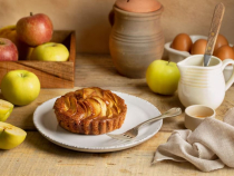 Prăjitură cu mere la cană cu doar 140 de calorii pe felie. Rețeta este ușoară și simplă. Sursa foto: freepik.com