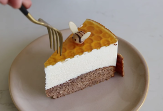 Prăjitură cu miere de albine, un deliciu sănătos pe care să îl pregătești întregii familii / Foto: Captură video youtube