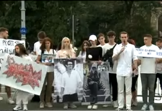 Rudele și prietenii tinerilor care au murit în accidentul din 2 Mai au protestat în Piața Victoriei (Sursa foto: captură Youtube)