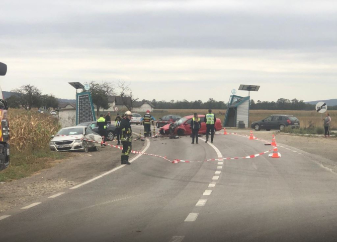 Cinci români au fost răniți. Accident între trei autoturisme 