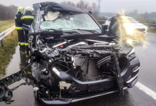 Accident pe autostradă în Ungaria. Dubă, acroșată de un șofer român vitezoman, care conducea un BMW. Poza -  budapestkornyeke.hu 