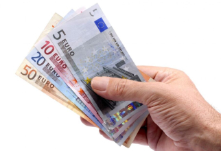 Primă de 100 de euro pentru angajații români cu venituri mici din Italia / Sursa foto: freepik.com