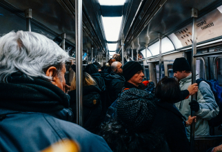 Generația tânără atacată pe internet după ce doi tineri au refuzat să cedeze locul unei femei în vârstă în metrou / Foto: Unsplash