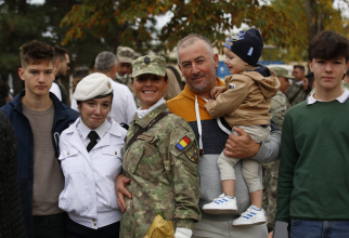 Maria, mamă a patru copii, devine militar în armata română, după 18 ani de muncit în Italia / Foto: Facebook