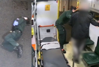 Serviciul de ambulanță din Londra au publicat imagini cu un român care împinge un paramedic afară din mașină / Foto: Captură Youtube