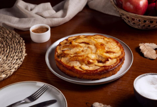Plăcintă cu mere în friteuza, cea mai ușoară și mai gustoasă rețetă. Sursa foto: freepik.com