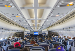 Un pasager a deschis ușa de urgență a avionului și a sărit, zeci de pasageri îngroziți au privit gestul bărbatului. Sursa - pixabay.com 