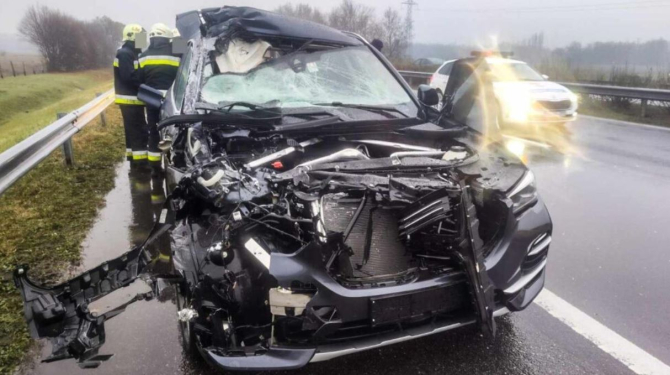 Accident pe autostradă în Ungaria. Dubă, acroșată de un șofer român vitezoman, care conducea un BMW. Poza -  budapestkornyeke.hu 