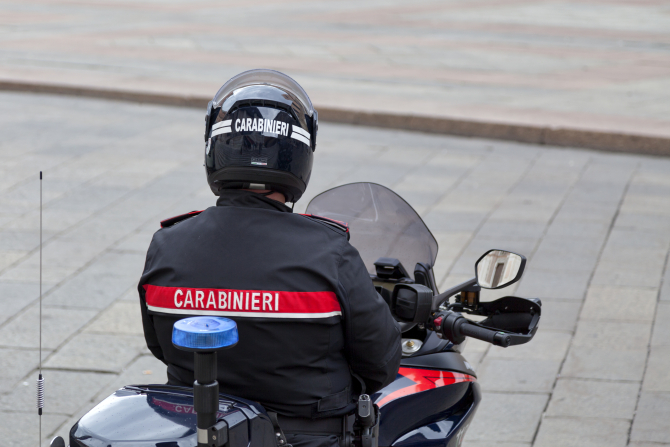 Escrocherie cu un fals accident la Roma: Un bărbat pe bicicletă s-a aruncat sub o mașină și se prefăcea că a fost călcat / (Foto ilustrativ. Sursa: Freepik)
