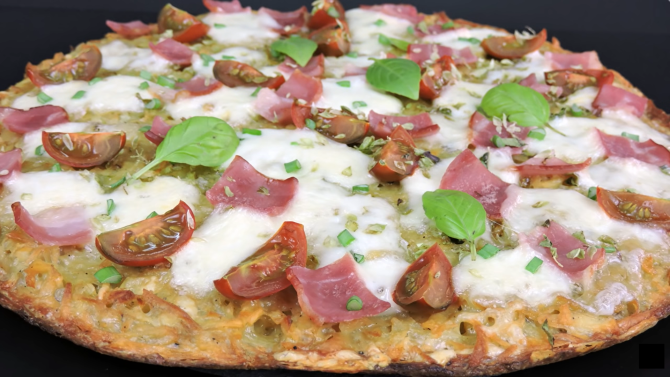 Cea mai delicioasă pizza făcută acasă, cu blat din cartofi. Rețeta surprinzătoare care dă un nou sens preparatului clasic italian