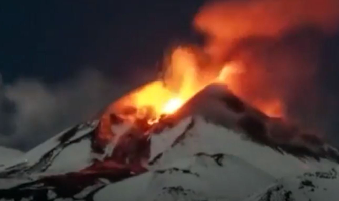 2. Erupția im... (eruptia-impresionanta-a-vulcanului-etna--lava-si-cenusa-pe-zapad_98733600.JPG)
