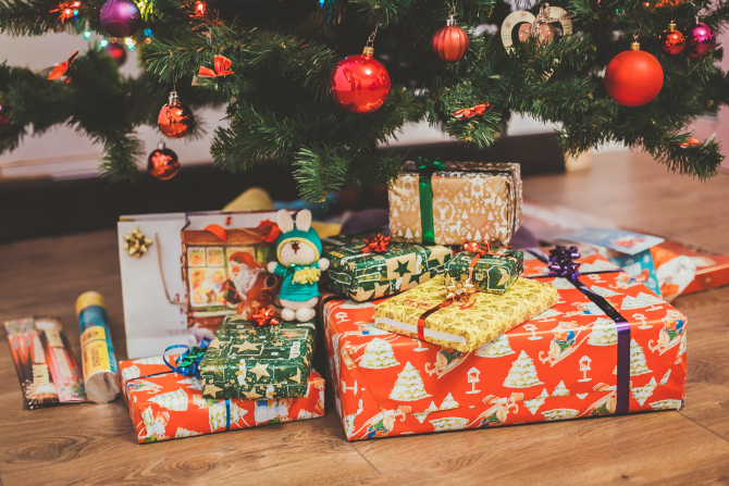 Mamă criticată dur după ce a dezvăluit bugetul pentru cadourile copiilor ei de Crăciun: „Mai puțin înseamnă mai mult” / Foto: Unsplash