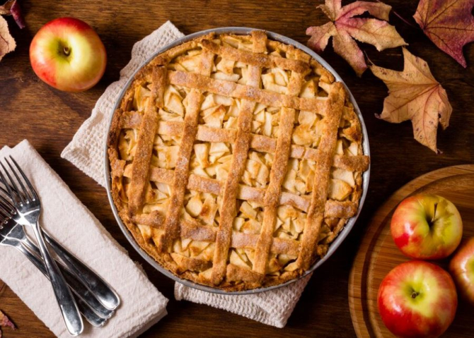 Plăcinta în straturi de bezea și mere te va cuceri de la prima bucățică. O rețetă din bucătăria poloneză. Sursa foto: freepik.com