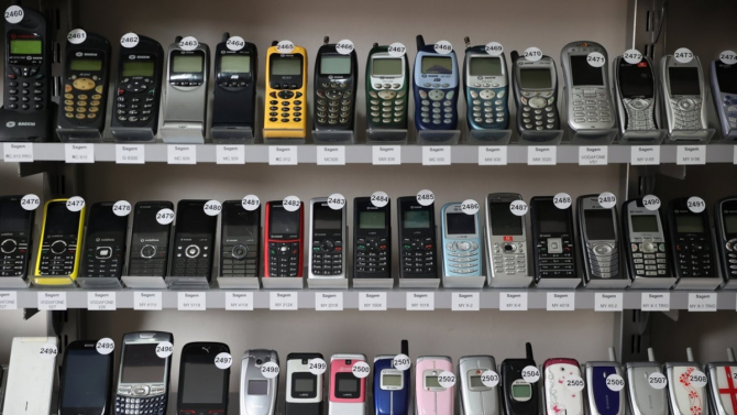 2. -imagine fara descriere- (take-a-look-at-the-worlds-largest-mobile-phone-collection-according-to-guinness-png_05234200.png)