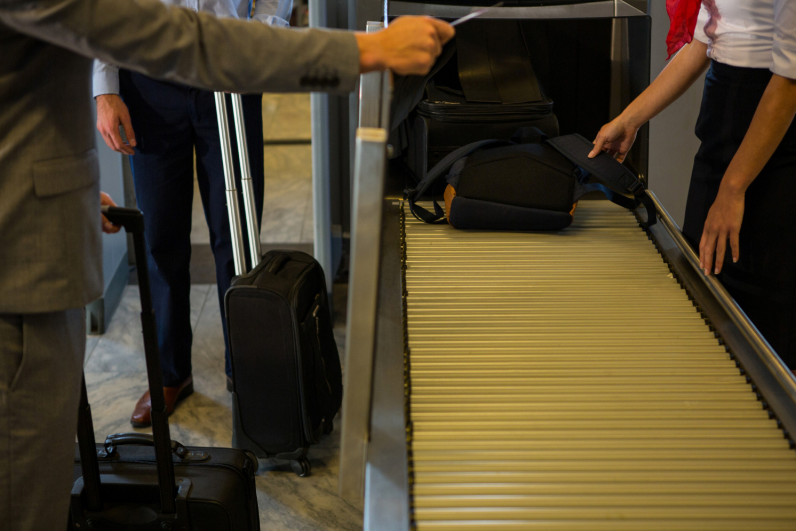 Liquidi e computer ammessi nel bagaglio a mano in alcuni aeroporti italiani.  Ovidiu Burdușa: “Puoi passare con acqua e vino… e con quello che vuoi…”