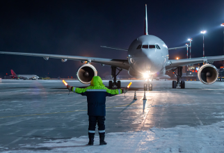 Un avion e ghidat prin zăpadă pe aeroport (Sursa foto: Freepik)