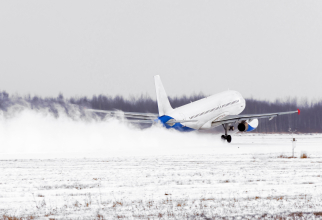 Un avion aterizează în condiții de iarnă (Sursa foto: Freepik)